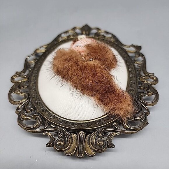 Vintage Gold Metal Framed Cameo Lady Fur Shaw Wall Hanging 7" - Picture 2 of 5